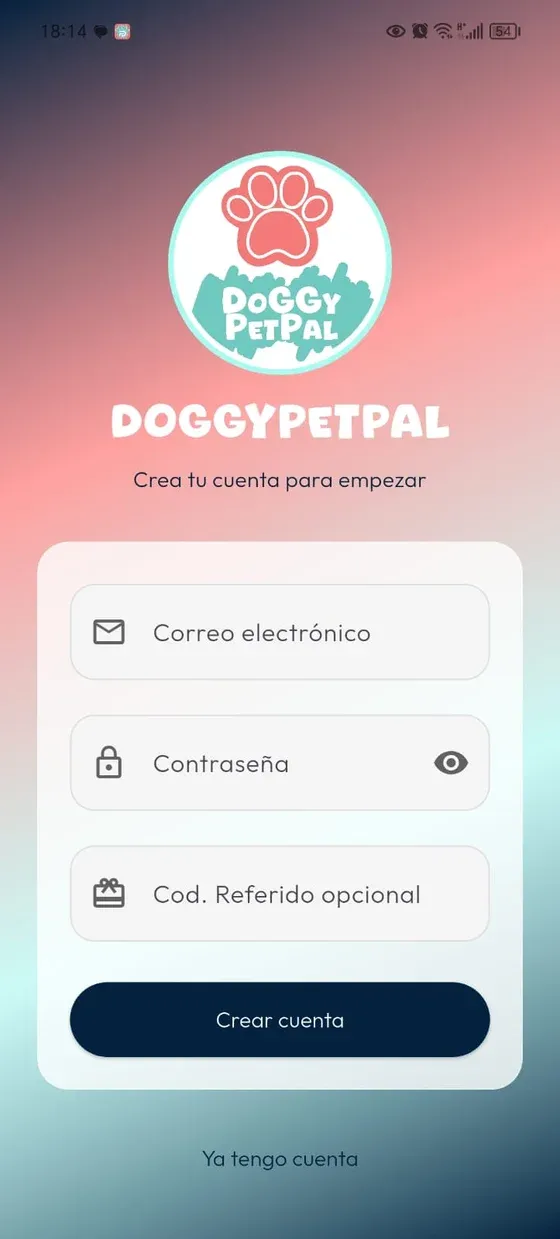 Registro vacío en DoGGyPetPal con correo electrónico, contraseña, referido opcional y botón Crear cuenta.