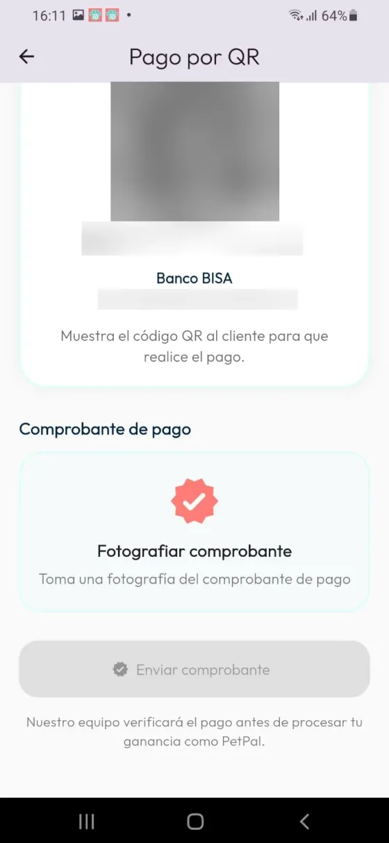 Pantalla de cobro con QR y datos bancarios difuminados, y acción Fotografiar comprobante.
