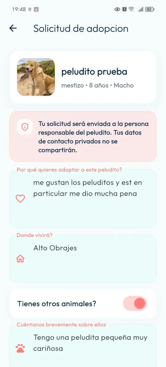 Solicitud de adopción que identifica al peludito y muestra las respuestas sobre el motivo, dónde vivirá y otros animales.