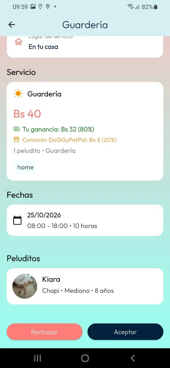 Detalle de guardería con fecha, horario, peludito y botones Rechazar y Aceptar.