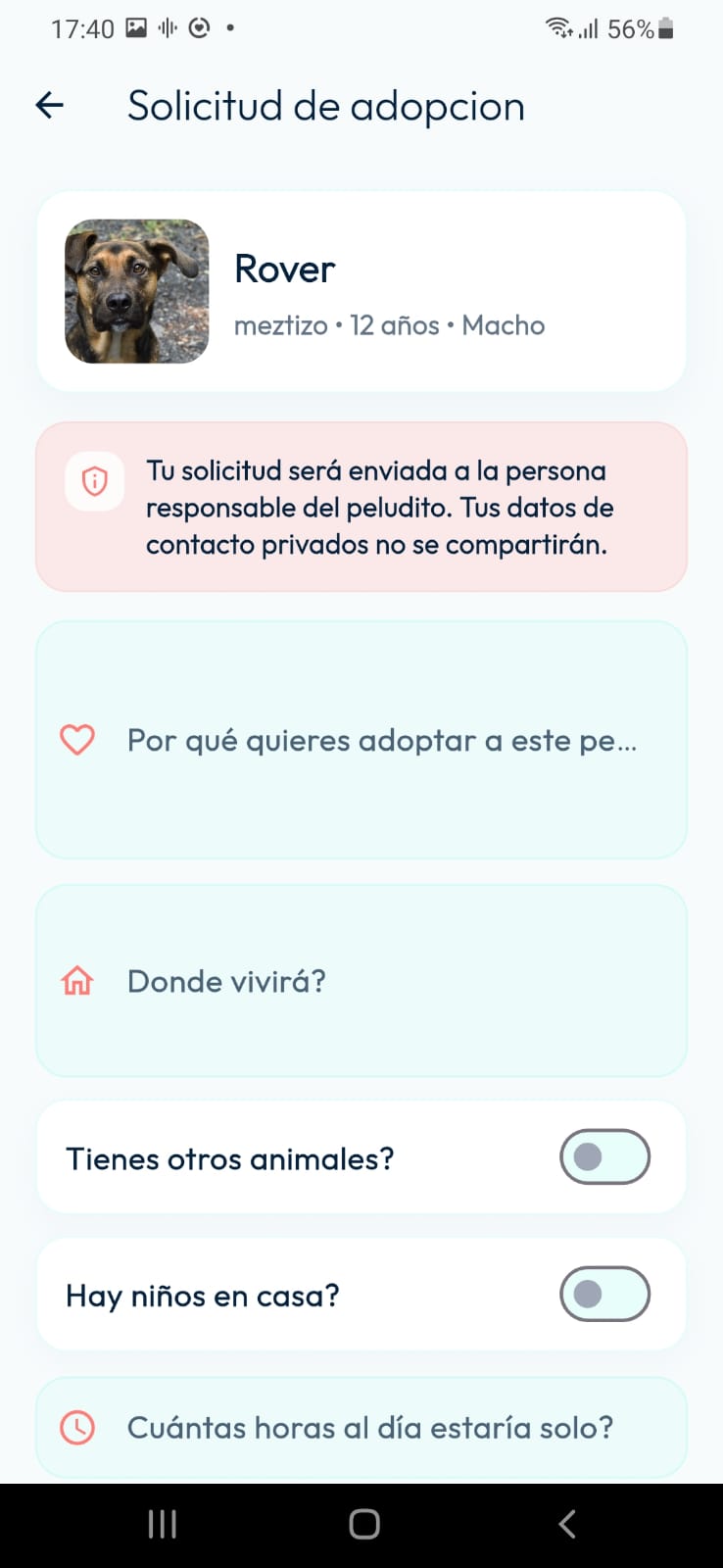 Solicitud de adopción de Rover en DoGGyPetPal con preguntas sobre el hogar, otros animales y el tiempo que el peludito estaría solo.