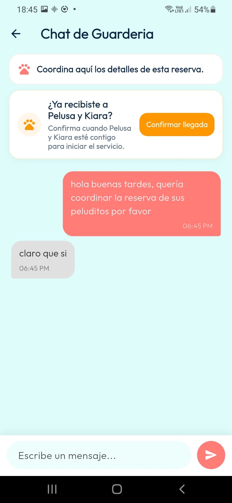 Chat de Guardería desde la vista del PetPal en DoGGyPetPal, con conversación vinculada a la reserva y acción Confirmar llegada de Pelusa y Kiara.