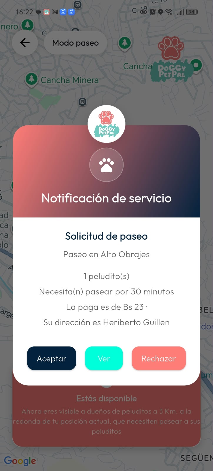 Solicitud real de paseo en DoGGyPetPal con duración, paga, dirección y botones para aceptar, ver o rechazar el servicio.